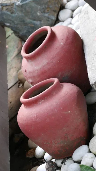 Dos tarros de barro con piedras blancas —  Fotos de Stock