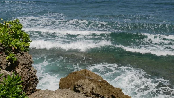 Ondas rodando en acantilados rocosos — Foto de Stock