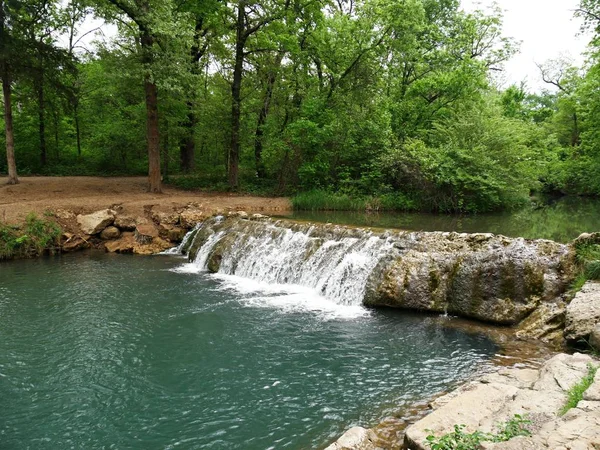 Little Niagara falls, Chickasaw National Recreation Area in zwavel (Oklahoma) — Stockfoto