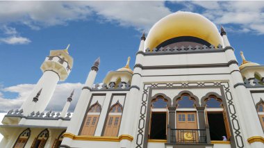 Bulutlar, Kampong Glam, Kampong Glam Singaporemasjid Sultan Camii ile Mescidi Sultan Camii ve yukarı doğru görmek Indo-saracenic canlanma mimari özellikleri ve Singapur'daki yerleri en iyi turistik biridir.