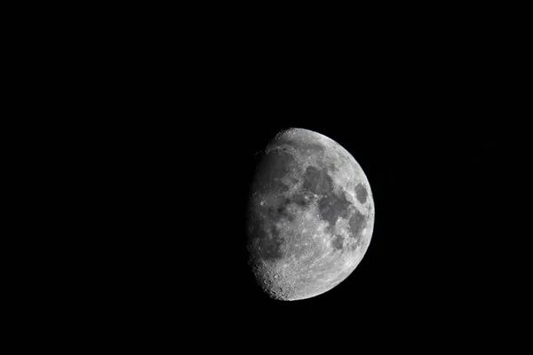 Quarto Lua Brilha Céu Mostrando Suas Crateras — Fotografia de Stock