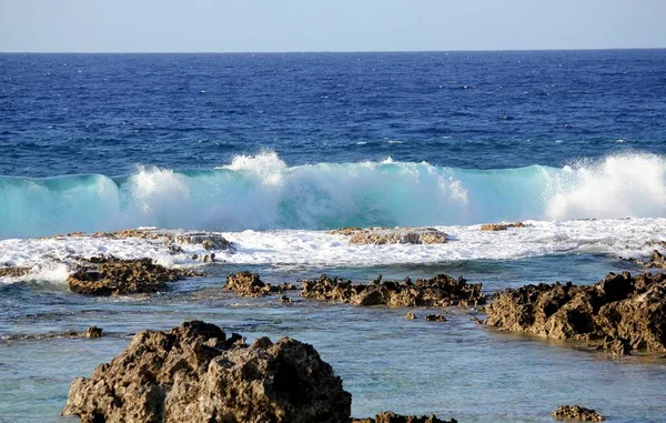Köpük Doğru Mercan Inişli Çıkışlı Dalgalar Sahil Şeritlerinde Içinde Kayalar — Stok fotoğraf