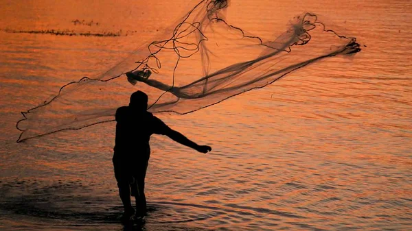 Silueta Pescador Irreconocible Lanzando Una Red Pesca Atardecer — Foto de Stock