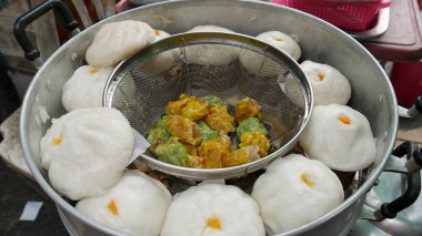 Siopao veya buğulanmış çörek soslu domuz eti, tavuk dolması veya sığır eti popüler bir sokak gıda Tayland ve Güneydoğu Asya'daki diğer ülkelerde.