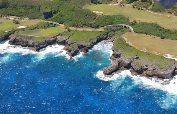 Saipans Östkust Uppvisning Grönskande Natur Golfbanor Med Brant Klippa Linjer — Stockfoto