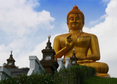Narathiwat, Güney Tayland parçası tapınakta Khaogong cross-legged, vaaz bir konumda Altın Buda'nın tam görünüm.