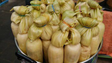 Haşlanmış Mısır kabuğu ve demetleri satılan bir popüler sokak Güneydoğu Asya'da besindir 