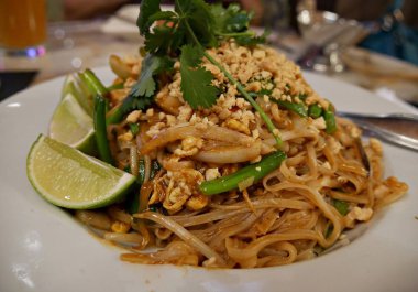 Limon dilimleri ile Tavuk Padthai çanak