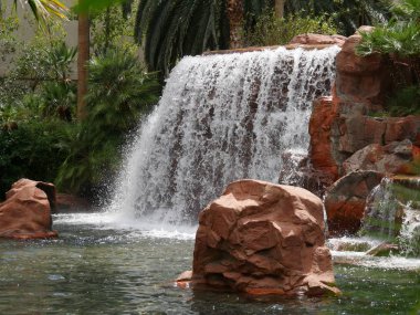 insan yapımı şelaleler, yakın