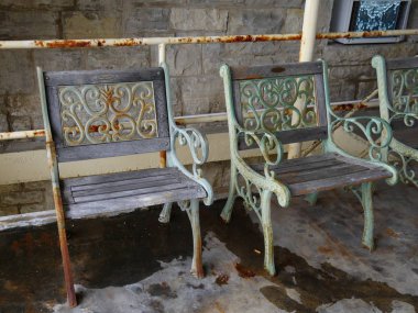 İki paslı vintage sandalye ahşap ve çelik tasarlanmış