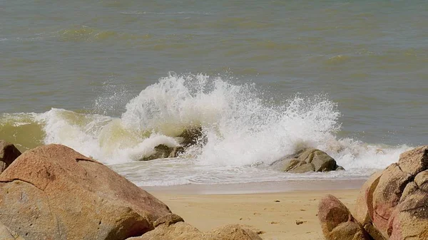 Κύματα Που Έρχονται Ενάντια Στους Βράχους Της Ακτής — Φωτογραφία Αρχείου