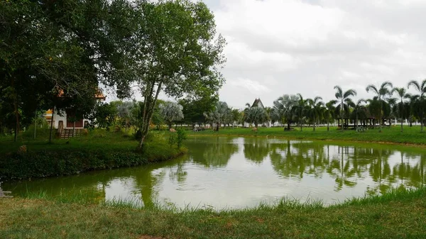 Uma Lagoa Refletindo Palmeiras Fornece Bom Lugar Para Meditação Phra — Fotografia de Stock