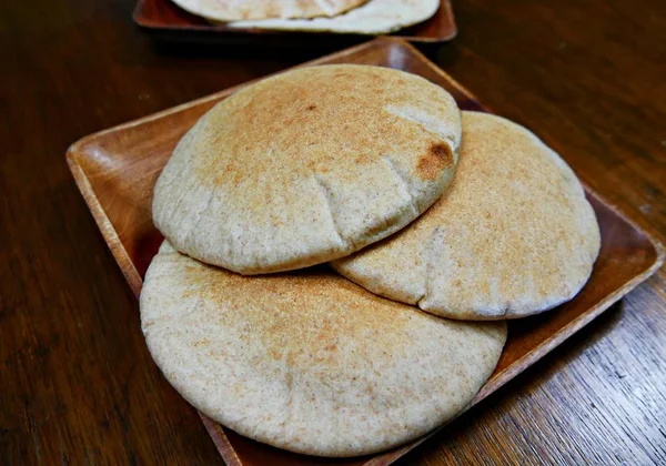 Τρία Κομμάτια Ψωμί Naan Έκανε Πρόσφατα Και Σερβίρεται Μια Ξύλινη — Φωτογραφία Αρχείου