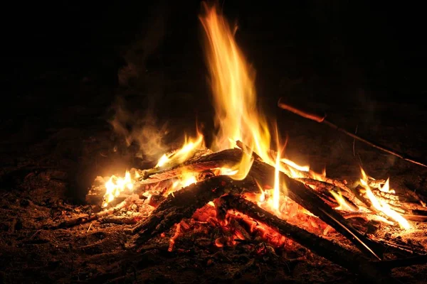 Een Groot Vreugdevuur Gloeien Donkere Nacht — Stockfoto