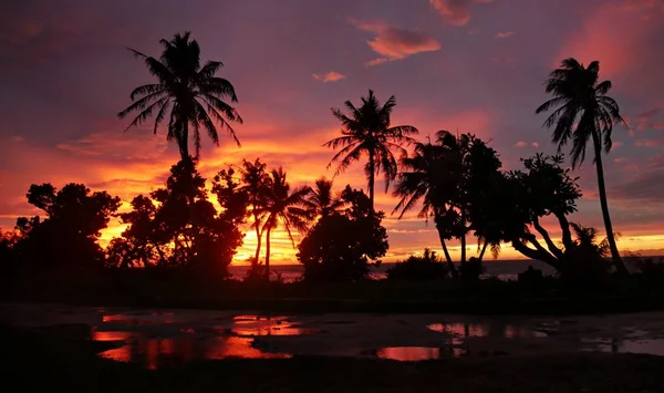 Cielos ardientes al atardecer con reflejo en el agua —  Fotos de Stock