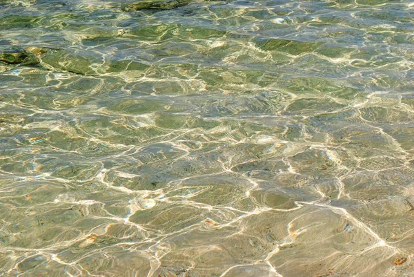 Klart vatten på stranden — Stockfoto