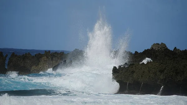 Ondas Enormes Batendo Contra Linhas Penhasco Afiadas Criar Uma Vista — Fotografia de Stock