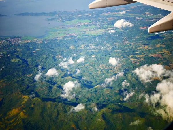 Blick Aus Einem Flugzeugfenster Auf Die Grüne Üppigkeit Der Provinz — Stockfoto