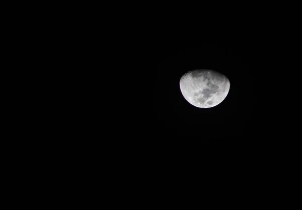 Quarto Lua Brilha Contra Fundo Escuro — Fotografia de Stock