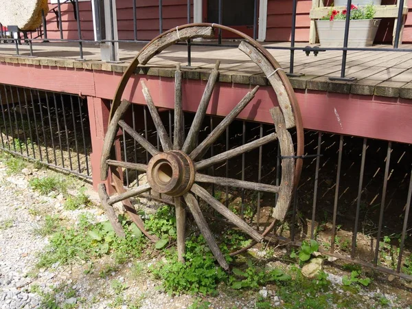 Une Vieille Roue Chariot Cassée Bois Métal Exposée Pour Rappeler — Photo