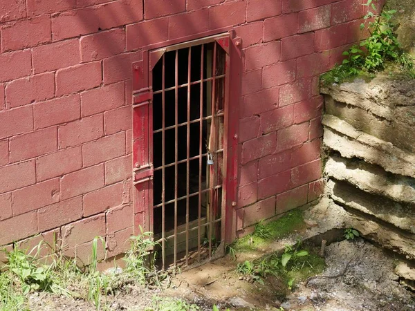 Sekret Backdoor Zablokowany Grilla Piwnicy Budynku — Zdjęcie stockowe