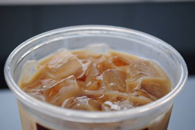 Plastik cam buz küpleri ile buzlu kahve üstten görünüm