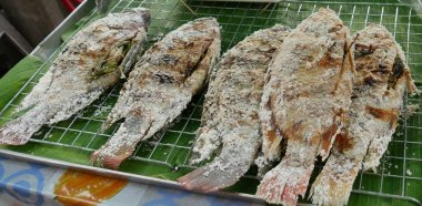 Bangkok, Tayland kaldırımlar satılan popüler bir sokak gıda kavrulmuş tuzlu balık baharatlar ile doldurulmuş olduğunu