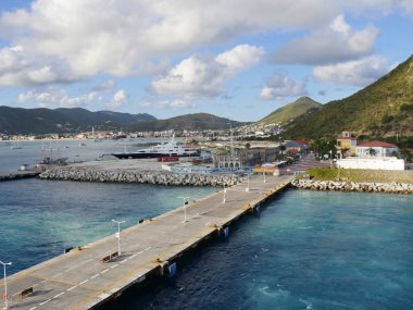 Uzun bir beton iskele Philipsburg, St Martin Karayipler'de yolcu gemileri karşılamak için mavi sulara uzanır.  