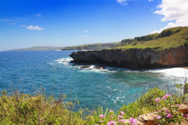 Güzel cliff oluşumları çevreleyen, Talafofo, Saipan Jeffrey'nin Beach kapalı mavi sular temizleyin
