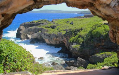Bir yay tuğla Saipan'ın kıyıları güzel bir doğal görünümü için bir çerçeve oluşturur