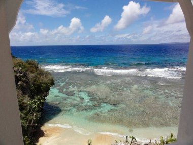 Berrak suları ve mercan oluşumları merdiven Beach, cliff, Saipan, Northern Mariana Islands tepesinden gördüm görünümü