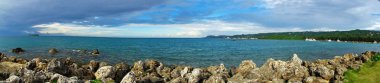 Panoramik gülümseyen Cove Marina Managaha adasının uzak görüşlerini Saipan liman ve sol ile sağ tarafında