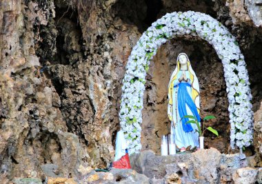 Kutsal Bakire Meryem heykeli gül bir mağara'den oluşan bir kemer ile 