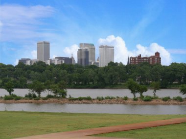 Tulsa, Oklahoma--Ekim 2017: Arka planda Tulsa City silueti ile Arkansas Nehri