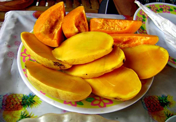 Scheiben Reife Mango Und Papaya Gehäuft Einem Kleinen Geblümten Teller — Stockfoto