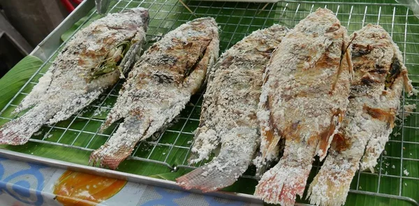 Bangkok, Tayland kaldırımlar satılan popüler bir sokak gıda kavrulmuş tuzlu balık baharatlar ile doldurulmuş olduğunu