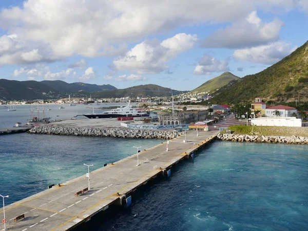 Uzun bir beton iskele Philipsburg, St Martin Karayipler'de yolcu gemileri karşılamak için mavi sulara uzanır.  