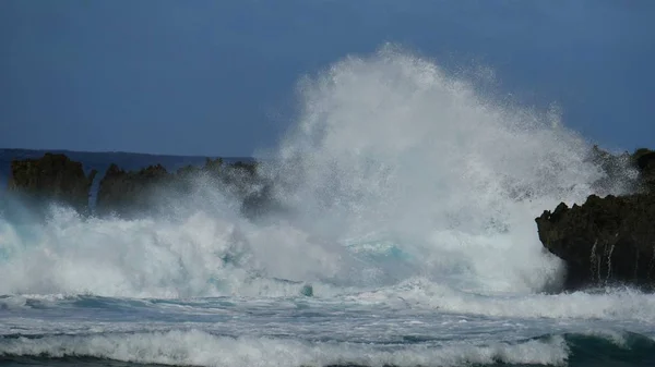 Ondas Enfurecidas Enormes Que Espumam Contra Linhas Penhascos Afiadas Criam — Fotografia de Stock