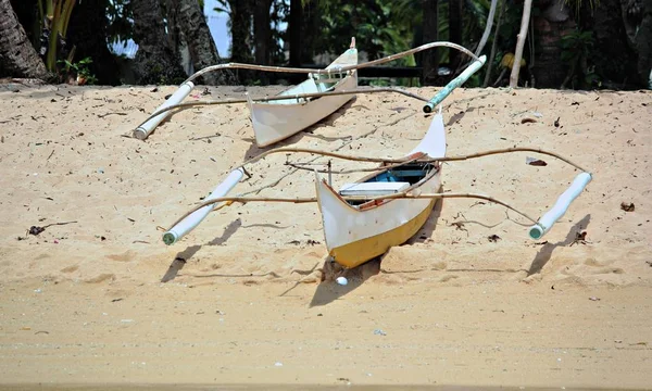 Twee Kleine Witte Vissersboten Liet Het Zand Een Vissersdorp Filippijnen — Stockfoto