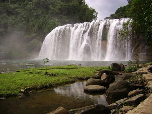 位于菲律宾苏里高德尔苏尔市的 Tinuy 瀑布被称为菲律宾的尼亚加拉瀑布 — 图库照片