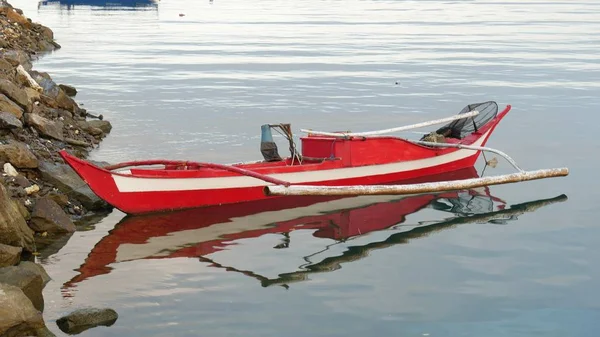 Barco Pesca Vermelho Branco Ancorado Nas Rochas Uma Vila Piscatória — Fotografia de Stock