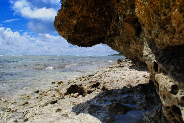 北马里亚纳群岛塞班岛珊瑚海洋点海滨的巨大岩石使海滩对摄影师更具吸引力 — 图库照片