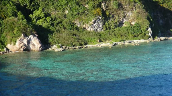 Güzel cliff hatları ve kristal suları boyunca kuş Adası, Saipan, Northern Mariana Islands temizleyin