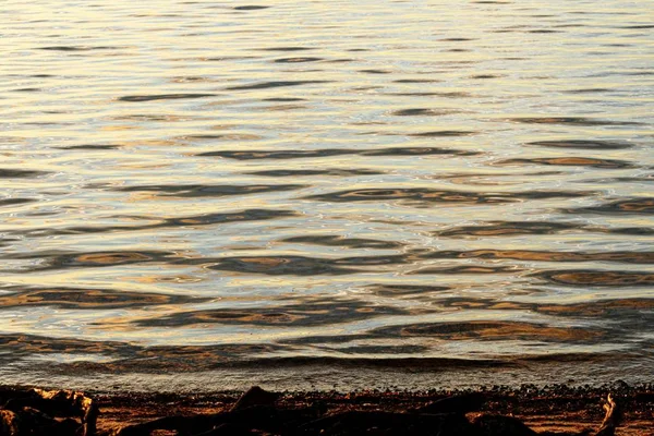 Sahilde Dalgalar Üzerinde Batan Güneşin Yarattığı Güzel Dokular — Stok fotoğraf