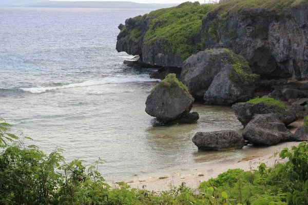 Beautiful Cove Bordered Cliffs Rocks Tropical Island — Stock Photo, Image