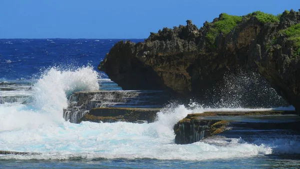 Olas Espumosas Chocando Contra Preciosos Acantilados Piedras Una Playa Tropical — Foto de Stock