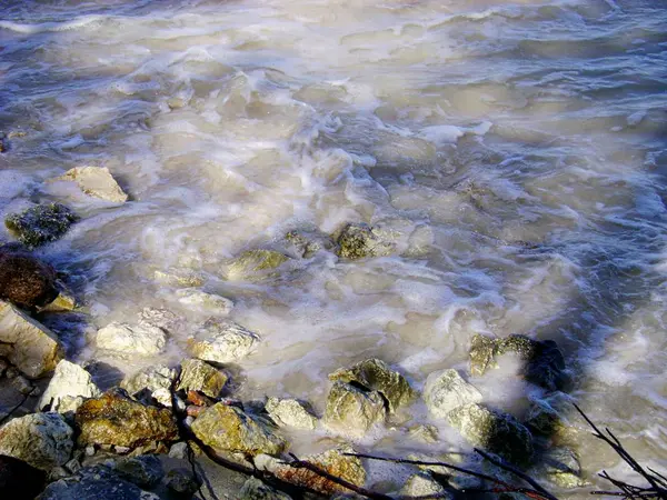 热带岛屿海滩上 白茫茫的浪花冲击着小岩石 — 图库照片