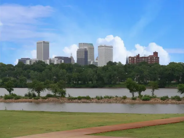 Tulsa, Oklahoma--Ekim 2017: Arka planda Tulsa City silueti ile Arkansas Nehri