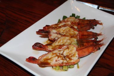 Sos ile tepesinde soğan bir yatakta ızgara doldurulmuş karides ve beyaz bir dikdörtgen tabaktabaktabaktabaktabaktabaktabaktabaktabaktabaktabaktabaktabaktabaktabaktabaktabaktabaktabaktabaktabaktabaktabaktabaktabaktabaktabaktabaktabaktabaktabaktabaktabaktabaktabaktabaktabaktabaktabaktabaktabaktabaktabaktabak tabaktabaktabaktabaktabaktabaktabaktabaktabaktabaktabaktabak tabaktabak tabaktabaktabaktabaktabak 