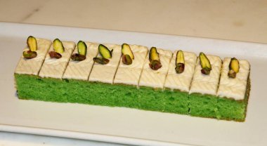 Beyaz çikolata ve ceviz tepesi ile Yeşil kek